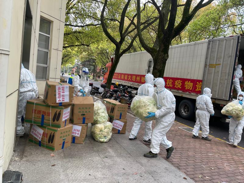 4图说：学校后勤保障中心工作人员对即将进入食堂的蔬菜进行卸货搬运和二次消杀2.jpg